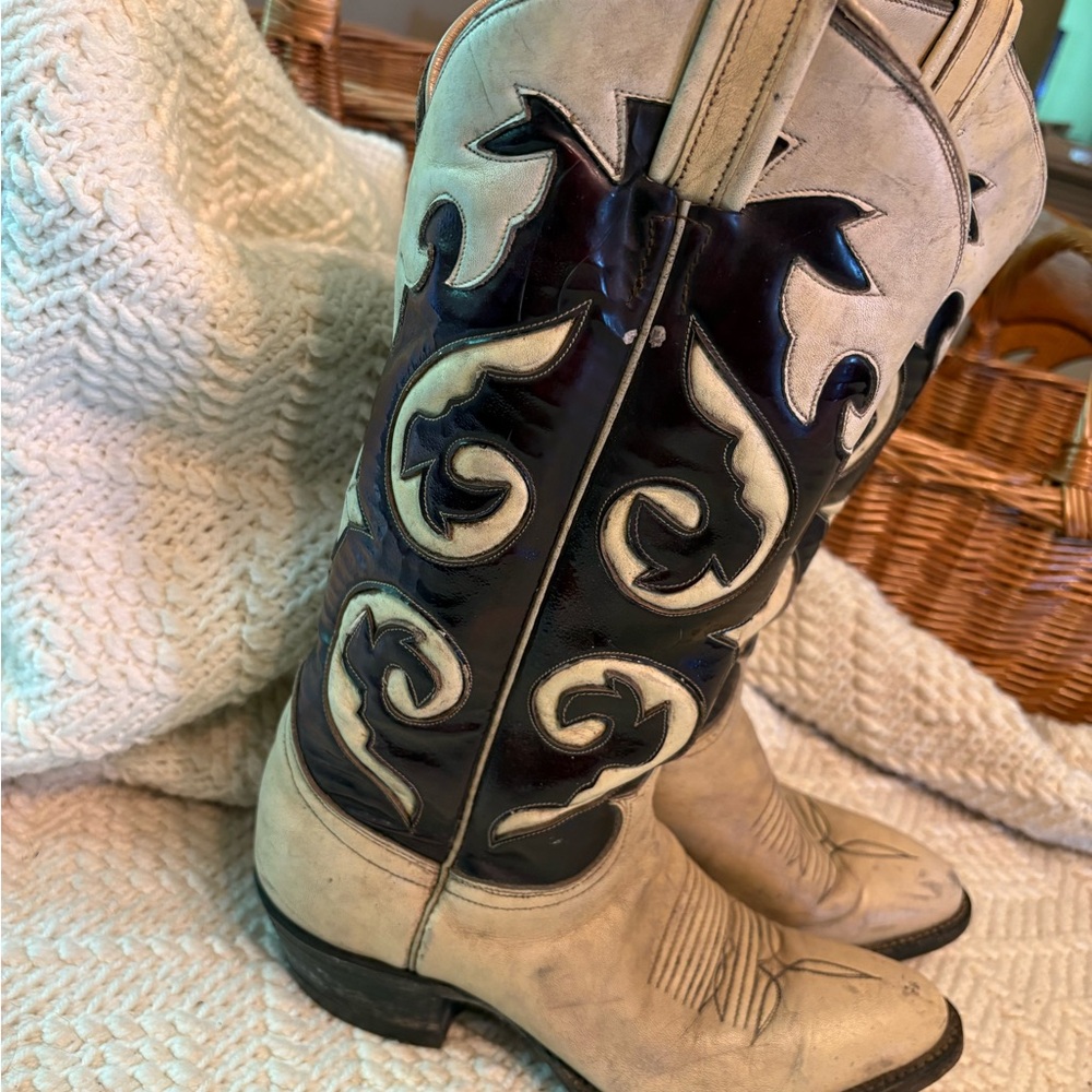 Vintage Western Cowboy Boots in Cream and Brown